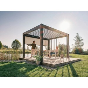 Biohort Sonnenschutzrollo elektrisch, 3 m, dunkelgrau-metallic an Terrassenüberdachung.