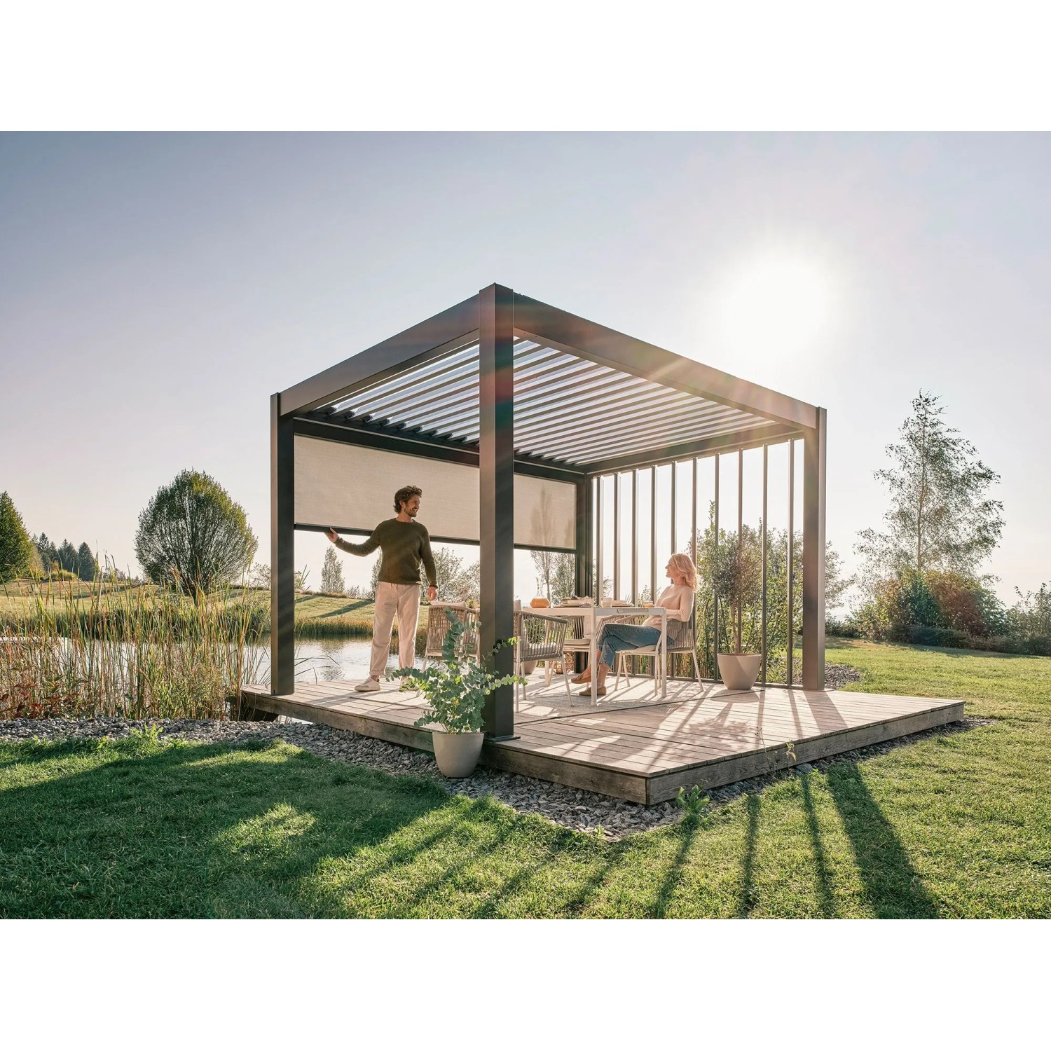 Biohort Sonnenschutzrollo elektrisch, 3 m, dunkelgrau-metallic an Terrassenüberdachung.