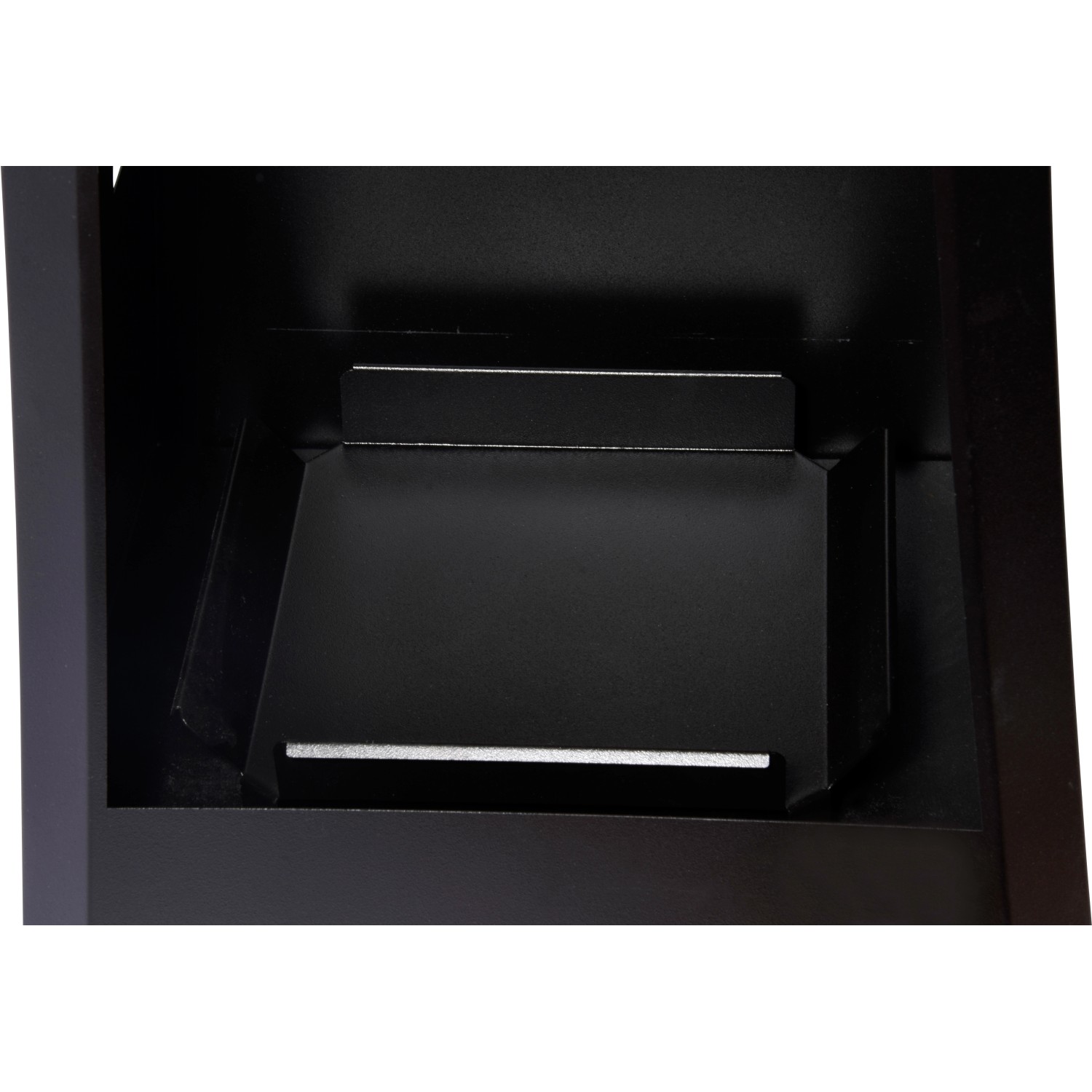 Detailaufnahme: Schwarzer Dobar Metall Gartenkamin mit Stauraum für Holz oder Grillzubehör.