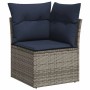 Graues vidaXL Garten-Ecksofa aus Rattan mit marineblauen Kissen als Teil einer Sofagarnitur.
