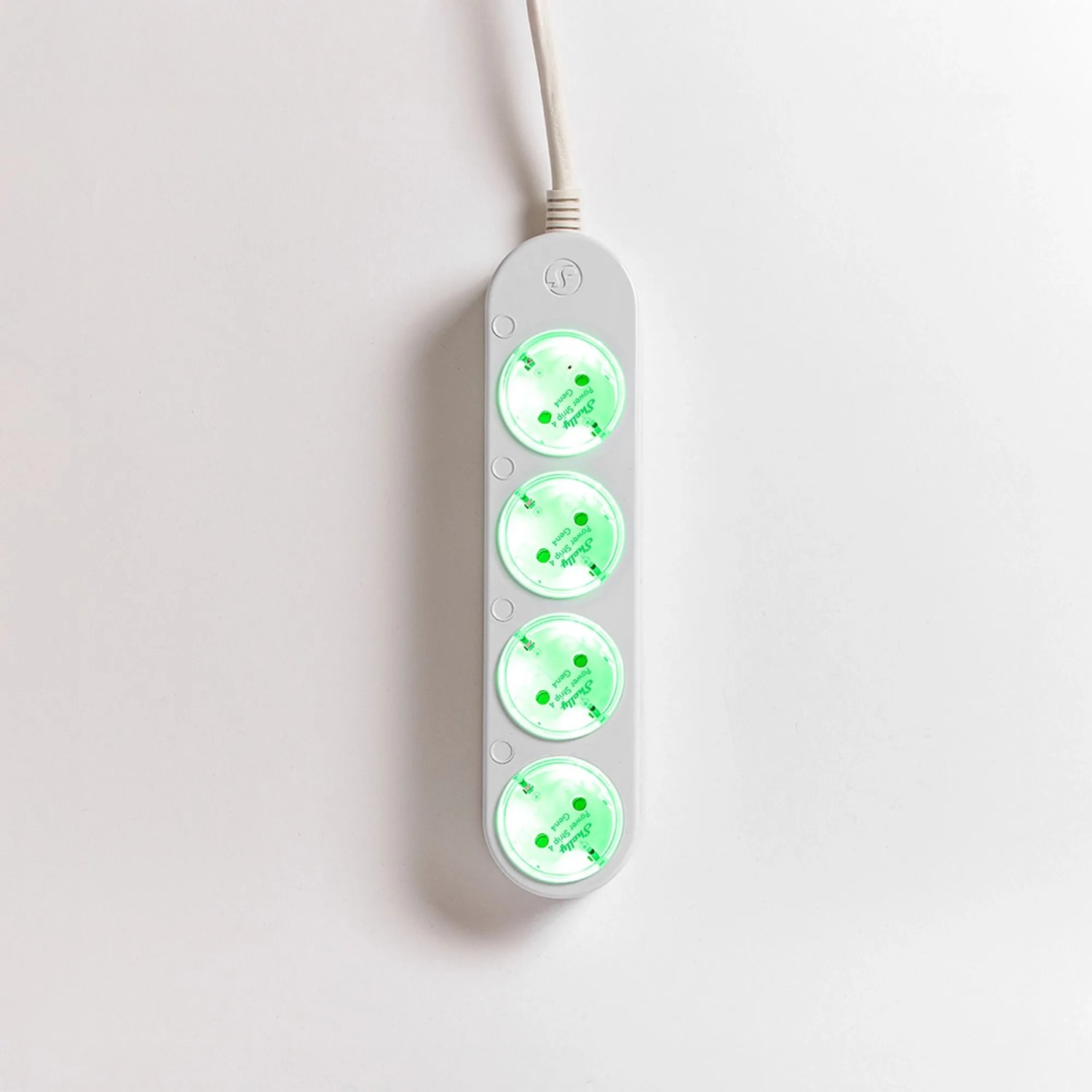 Weiße Shelly Power Strip 4 Gen 4 Steckdosenleiste mit vier Steckdosen und Energiemessung.