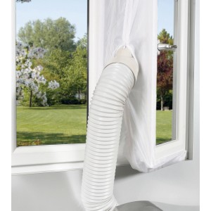 Fensterabdichtung Hot Air Stop am Fenster mit Abluftschlauch eines Klimageräts.