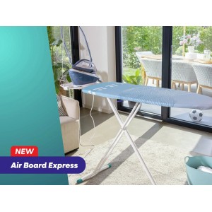Leifheit Bügeltisch AirBoard Express M Solid, türkisch-weiß, mit Dampfstation und Ablage in hellem Wohnzimmer.