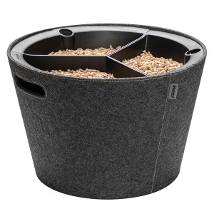 Aduro Proline Pelleteinsatz aus Kunststoff im grauen Filzkorb, gefüllt mit Holzpellets.