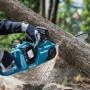 Makita Akku-Kettensäge DUC353Z im Einsatz beim Sägen von Holz. Die Kettensäge ist blaugrün und schwarz.