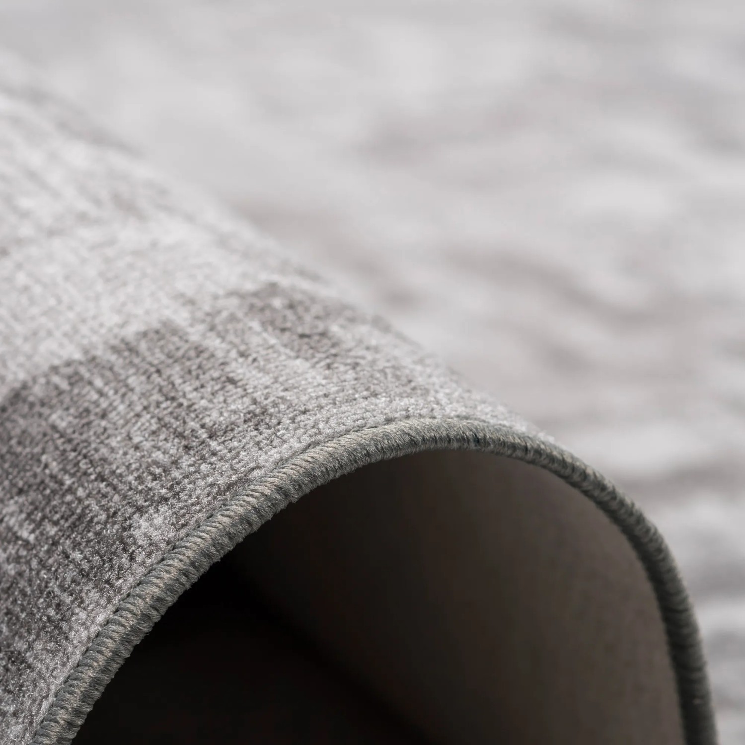 Detailaufnahme: Hellgrauer Snapstyle Feinschlingen Velour Teppich, gewebte Textur.