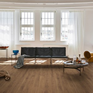 Wohnraum mit Parador Designboden Modular One Eiche Spirit geräuchert in Holzoptik.