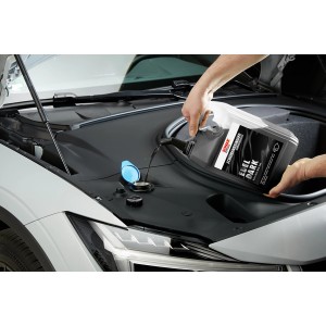 Sonax Scheibenreiniger Edeldark 5l wird in den Wischwasserbehälter eines Autos gefüllt.