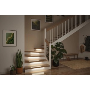Paulmann MaxLED Stair LED-Strip-Erweiterung beleuchtet Holztreppe. Warmweißes Licht unter den Stufen für Sicherheit & Stil.