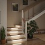 Paulmann MaxLED Stair LED-Strip-Erweiterung beleuchtet Holztreppe. Warmweißes Licht unter den Stufen für Sicherheit & Stil.