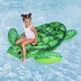 Kind auf grünem Bestway Schwimmtier Tidal Turtle™ im Pool. Aufblasbare Wasserspielzeug Schildkröte mit Griffen.