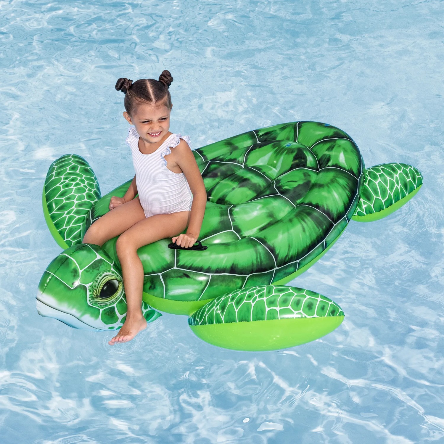 Kind auf grünem Bestway Schwimmtier Tidal Turtle™ im Pool. Aufblasbare Wasserspielzeug Schildkröte mit Griffen.