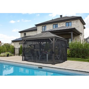 Anthrazitfarbener Sojag Pavillon Mykonos 10x12 mit Moskitonetz neben Pool. Gartenpavillon aus Aluminium.
