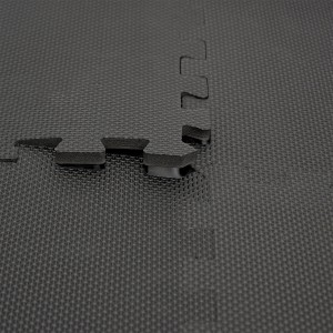 Detailaufnahme: Schwarze LittleTom Puzzlematte, 30x30 cm, verbunden, strukturierte Oberfläche.