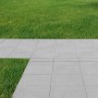 Verlegte, graue Gehwegplatten (30x30) mit Fase auf Rasenfläche. Terrassenplatten für Gartenwege.