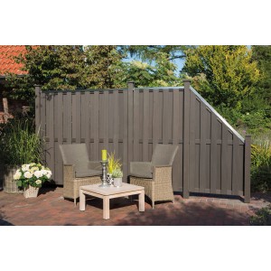 T & J WPC-Sichtschutzzaun Shanghai in Anthrazit, 180x180 cm, mit Gartenmöbeln im Hintergrund.