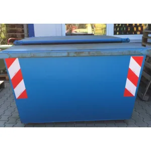 Blauer Container mit rot-weißen, selbstklebenden Warnmarkierungen (8 Streifen) zur Baustellenabsicherung.