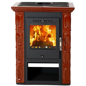 Thorma Borgholm Kaminofen, 7 kW, braune Keramikverkleidung, rustikales Design mit Warmhaltezone.