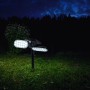 Schwarzer LED Solarstrahler Paco als Wegeleuchte im Garten, mit zwei Leuchtenköpfen.