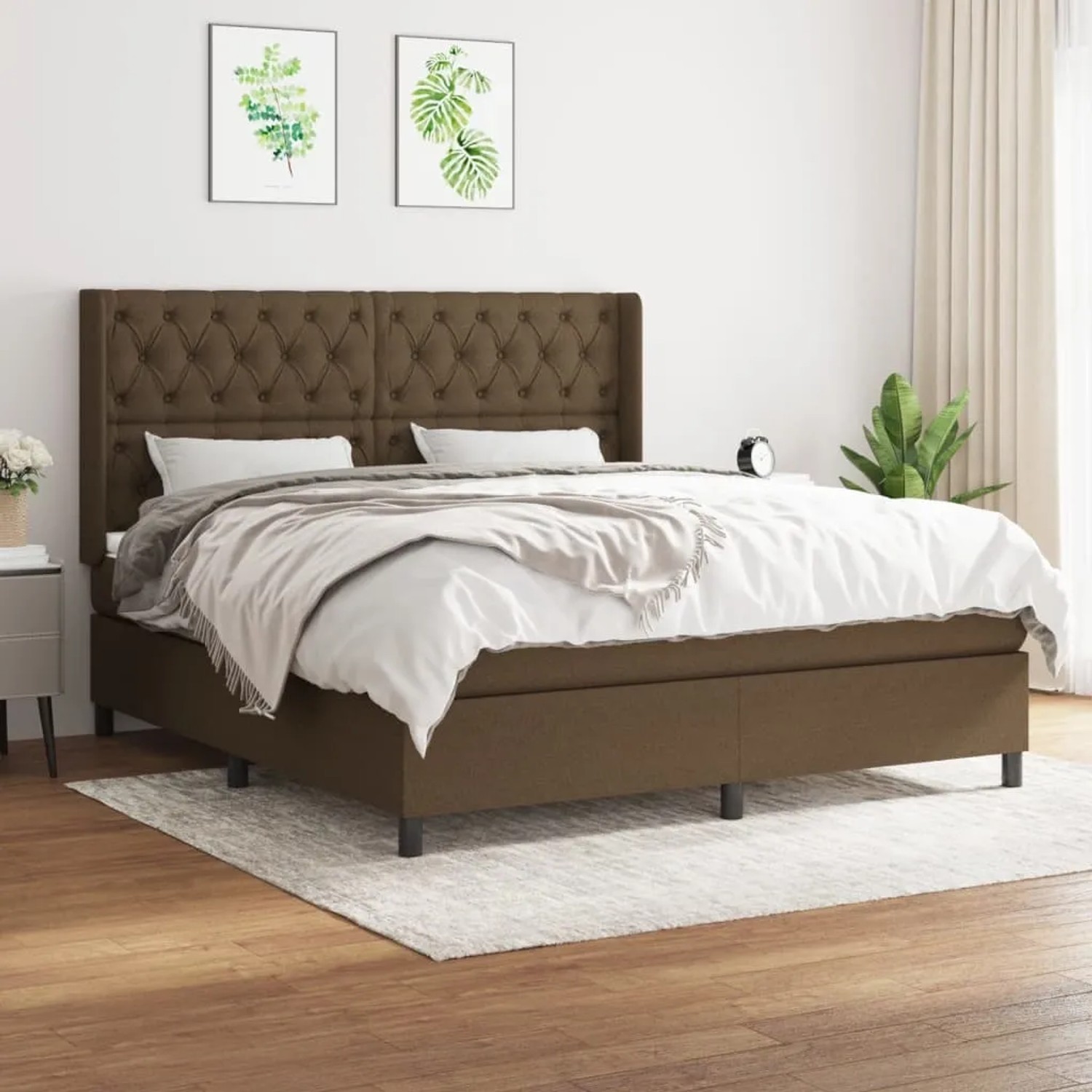 Dunkelbraunes Boxspringbett 160x200 cm mit Stoffbezug und Matratze im Schlafzimmer.