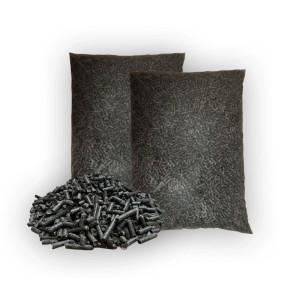 Zwei Säcke PINI Sonnenblumenschalen Pellets (8 mm) und ein Haufen dunkler Heizpellets. Auch als Einstreu nutzbar.