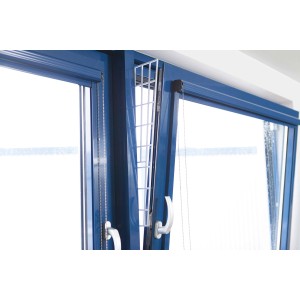 Weißes Trixie Katzen-Schutzgitter Seitenteil am blauen Fensterrahmen, 62x16/7cm.