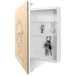 Offener, weißer Banjado Schlüsselkasten mit Holzfront (Lineart Lenkrad) und Schlüsseln an Haken.