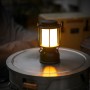 Petromax LED-Laterne PX-LM500, schwarz, auf einem Tisch. Campinglampe mit 160h Leuchtdauer.