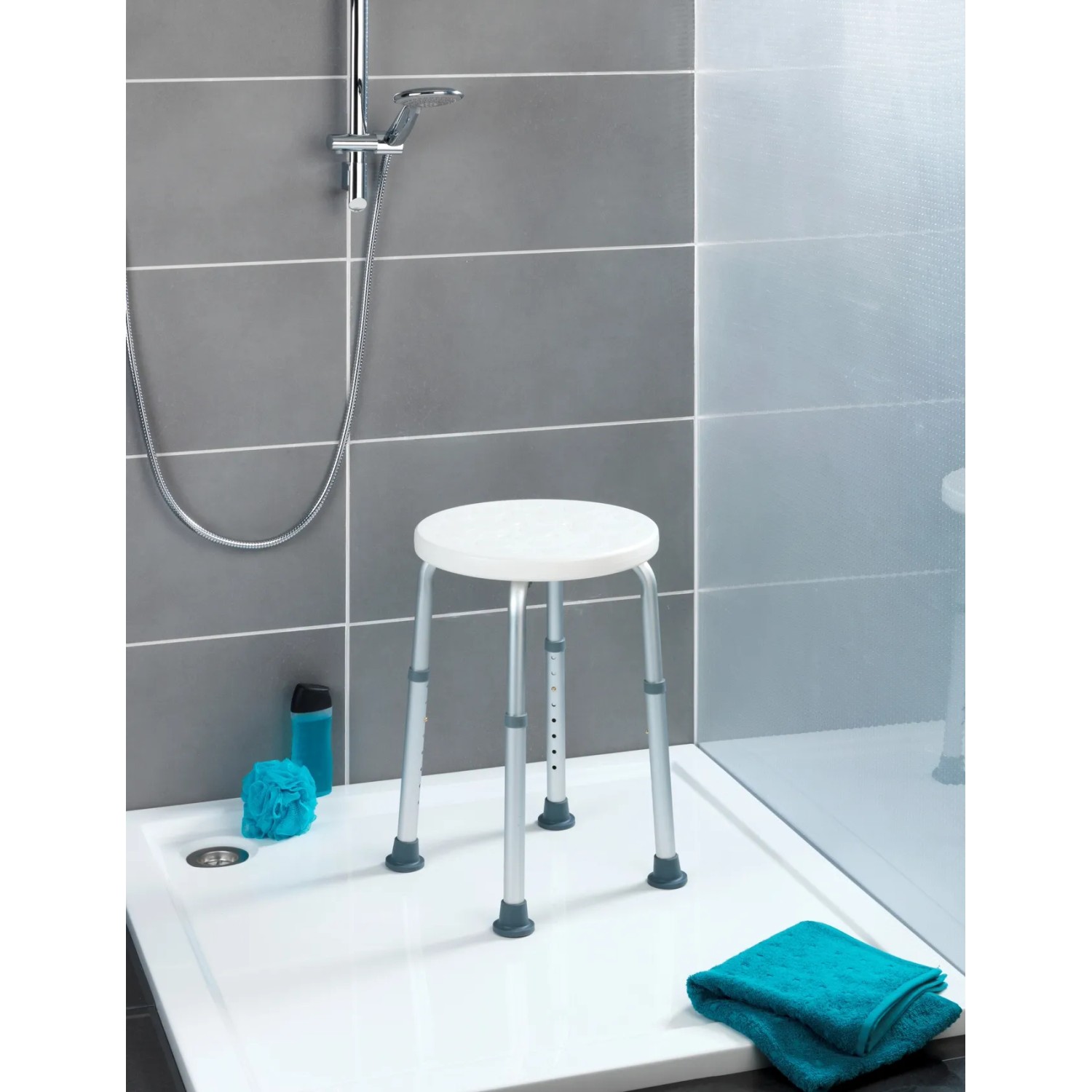 Wenko Duschhocker Secura, weiß, höhenverstellbar, mit Aluminiumbeinen und runder Sitzfläche in Dusche.