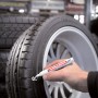 Anwendung des weißen Edding 8050 Reifenmarkers auf einem Reifen. Stift für Reifenbeschriftung.