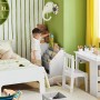 Weißes SoBuy Bücherregal KMB76-W mit Stoffboxen im Kinderzimmer.