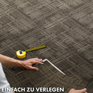 Verlegung beiger Floordirekt Teppichfliesen Luzern (50x50 cm) mit Maßband.
