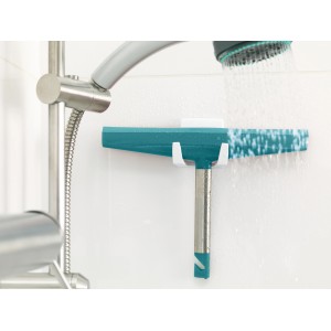 Tesa Doppelhaken Weiß mit Duschabzieher in Dusche, selbstklebend bis 3 kg.