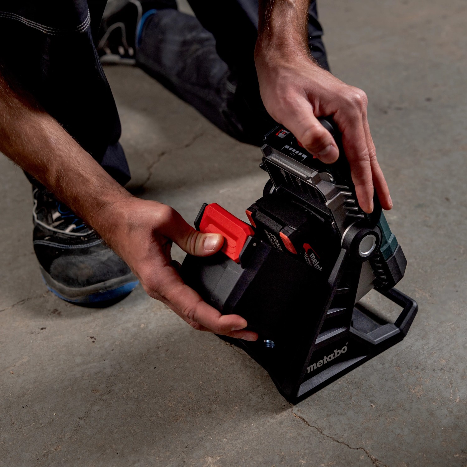 Metabo Akku-Baustrahler BSA 18 LED 4000 Solo mit eingesetztem Akku.