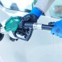 Person tankt mit LUX Tankhandschuhen. Arbeitshandschuhe mit Nitrilbeschichtung.
