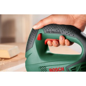 Bosch PST 650 Stichsäge in Aktion, Hand am Griff, grüne Gehäusefarbe.