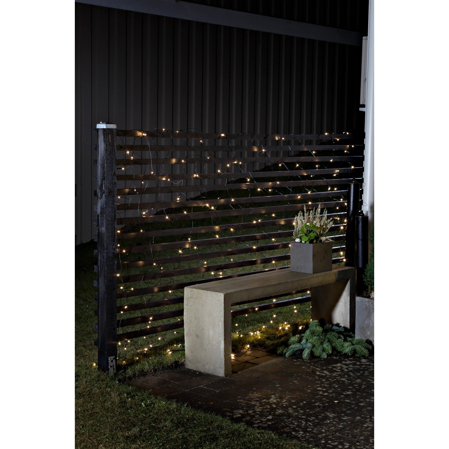 Konstsmide LED-Lichternetz mit 80 warmweißen LEDs für den Außenbereich.