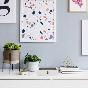 Weiße Relaxdays Brillenbox aus Kunstleder mit Sichtfenster und Metallverschluss auf Kommode. Ordnung für 8 Brillen.