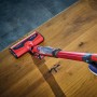 Einhell Akku-Hartbodenreiniger Cleanexxo in Rot bei der Reinigung von Holzboden.