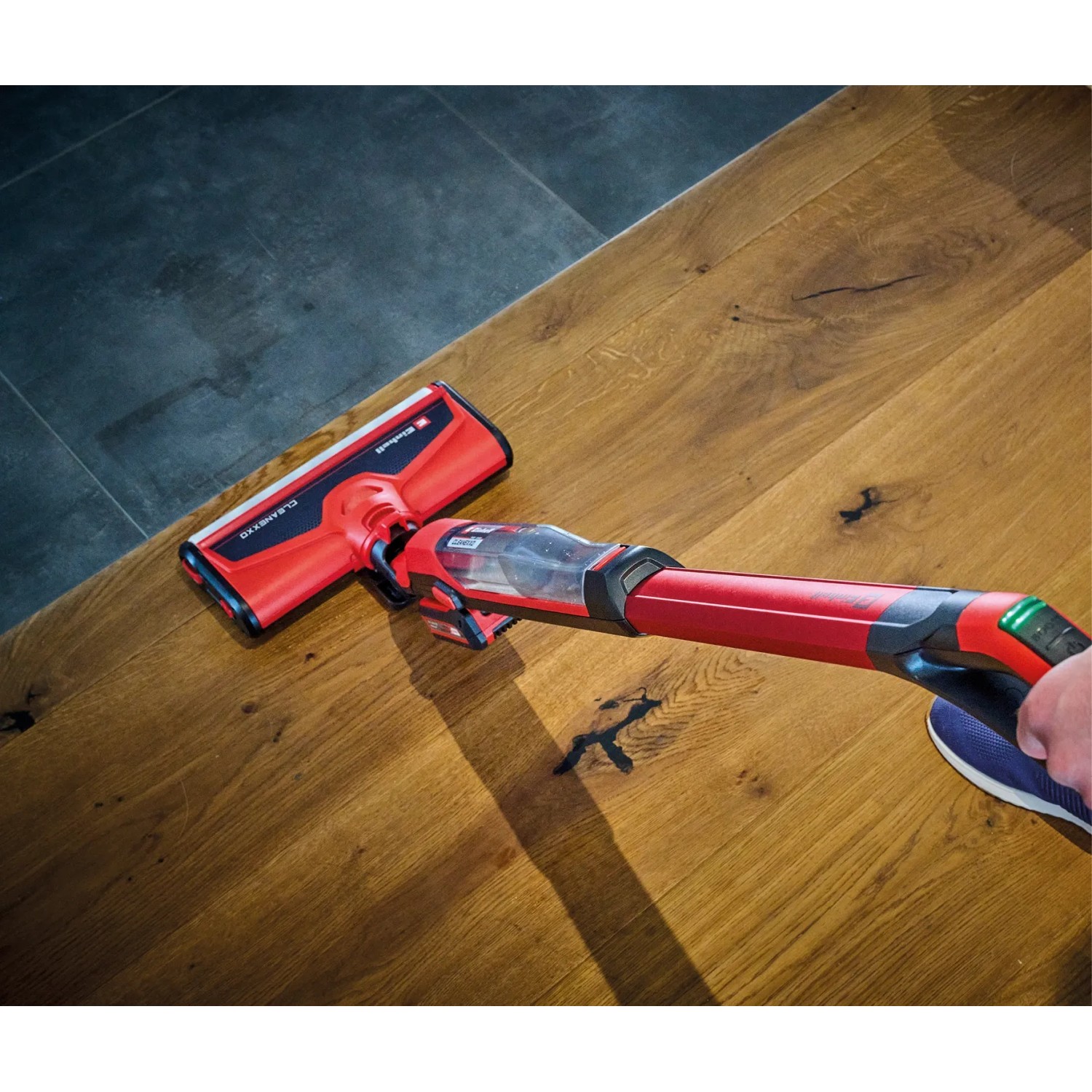 Einhell Akku-Hartbodenreiniger Cleanexxo in Rot bei der Reinigung von Holzboden.