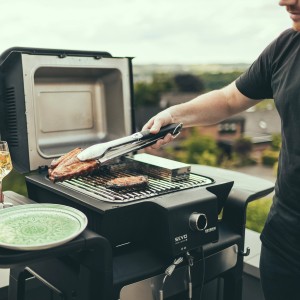 Severin Räucherbox Sevo auf Grill mit Grillgut und Zange. Grillutensil für Raucharoma.