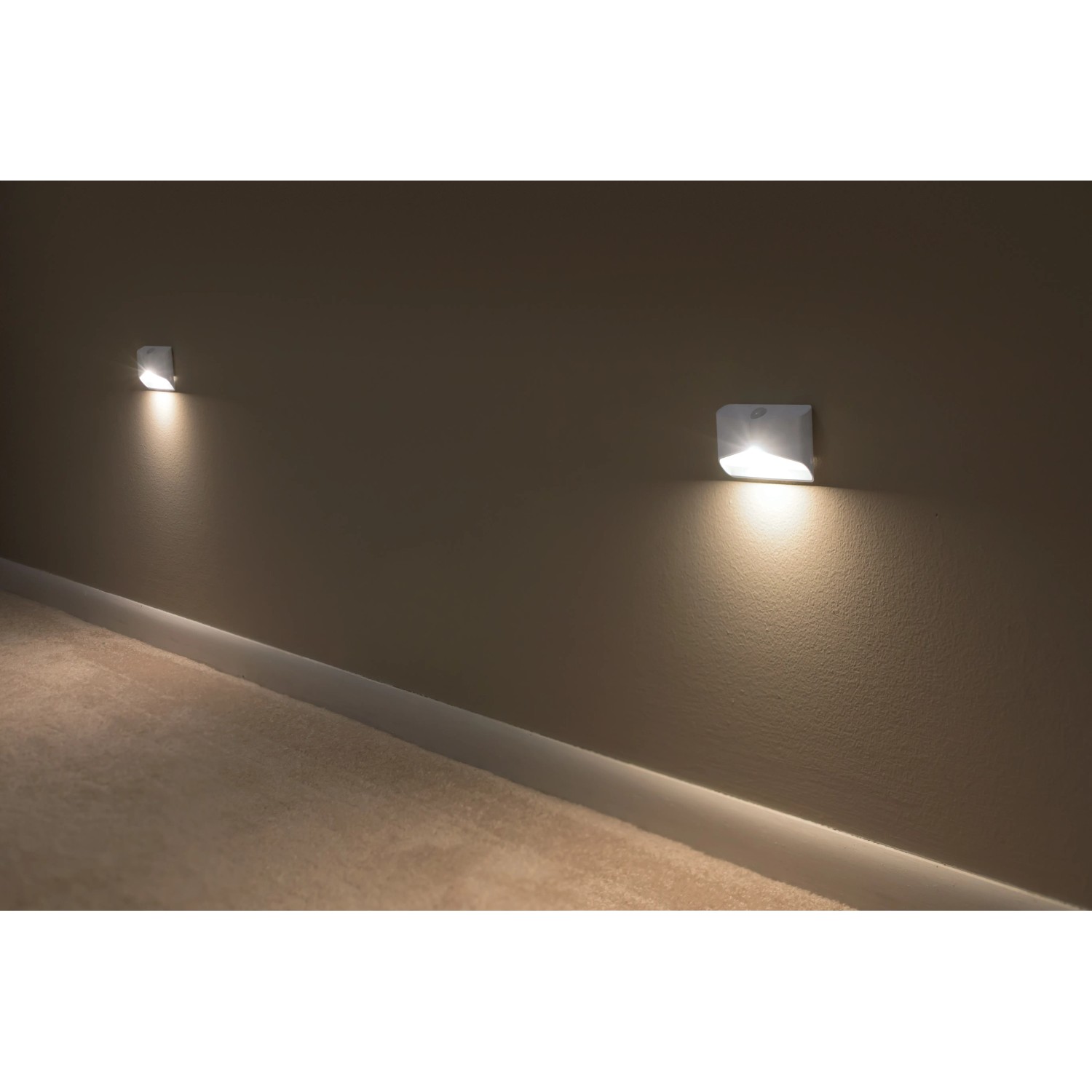 Mr.Beams MB710 Batterieleuchte mit Sensor als Nachtlicht an der Wand.