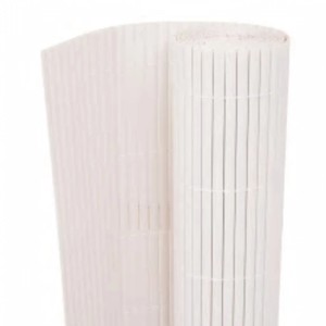 Weißer vidaXL Gartenzaun aus PVC, gerollt, mit vertikalen Lamellen. Ideal als Sichtschutz oder Beeteinfassung.