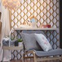 Vliestapete mit 3D-Effekt, glänzend, leicht strukturiert, in Gold und Weiß.