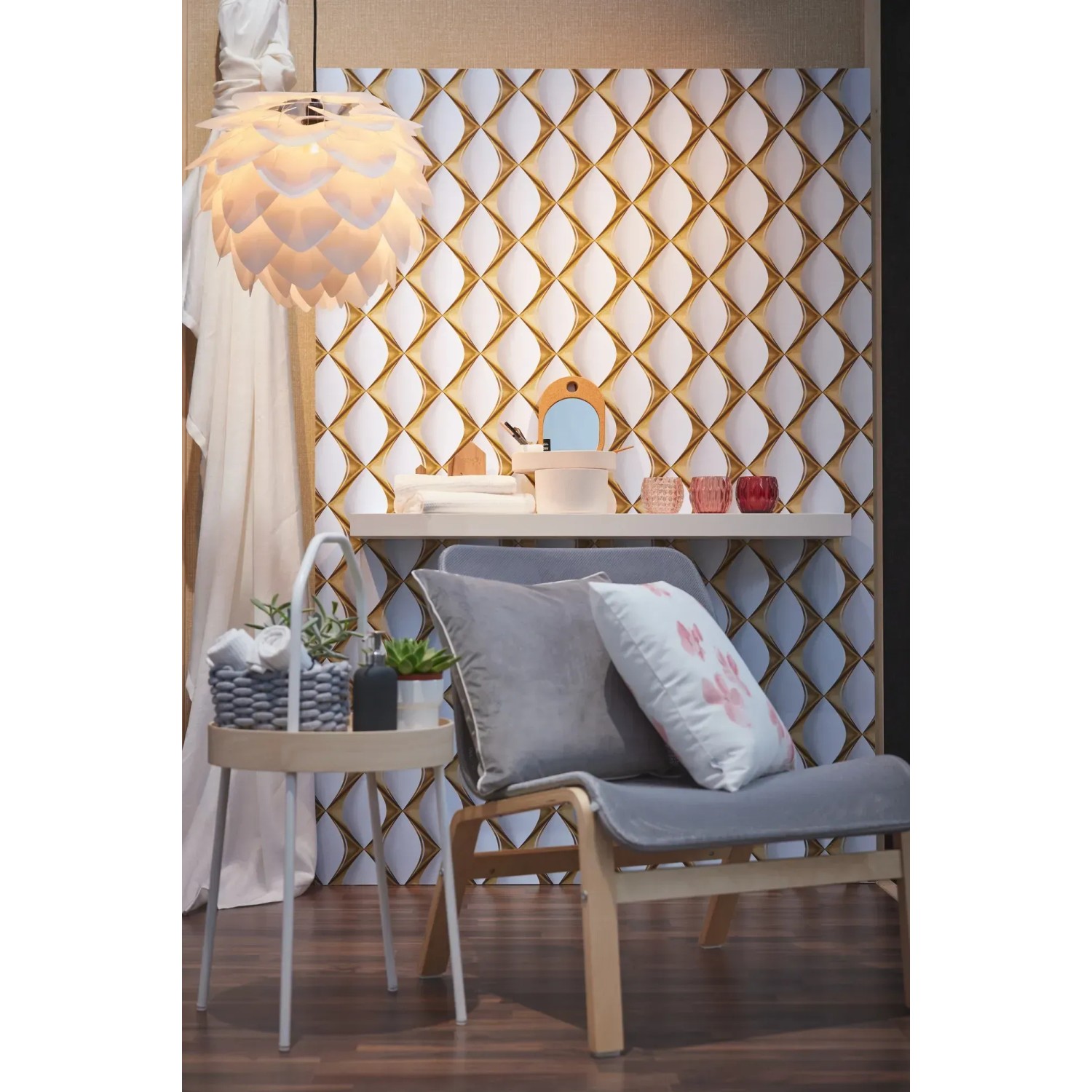 Vliestapete mit 3D-Effekt, glänzend, leicht strukturiert, in Gold und Weiß.