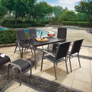 Gartenmöbel-Set: Relaxsessel Vigo mit Tisch und Stühlen aus Textilen in Schwarz vor Pool.