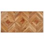 Esstisch aus Akazien- und Mangoholz mit Chevron-Muster, Tischplatte in Natur, Beine weiß pulverbeschichtet.