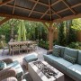 Westmann Holz Pavillon Devon 366x366 cm mit Aluminiumdach und Gartenmöbeln.