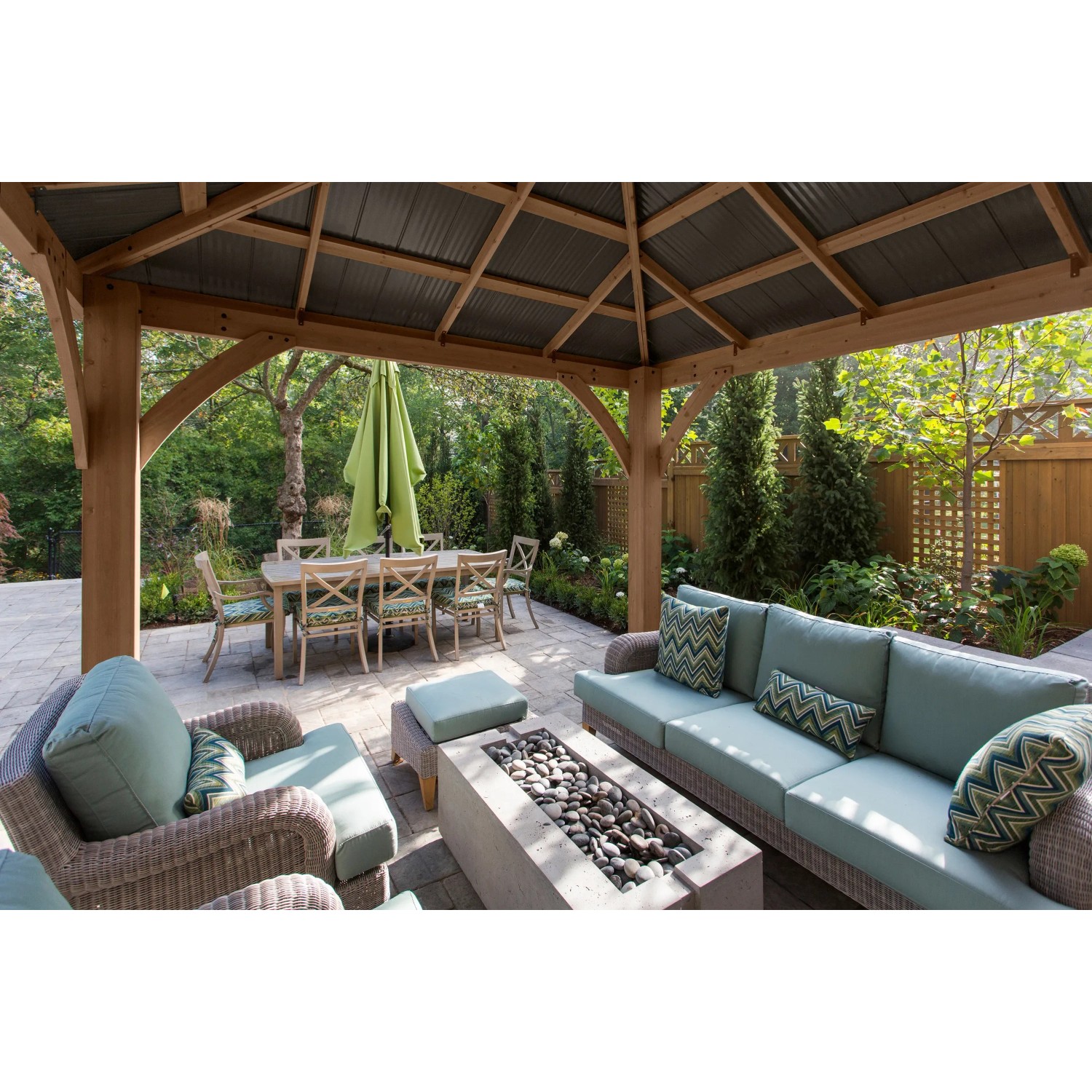 Westmann Holz Pavillon Devon 366x366 cm mit Aluminiumdach und Gartenmöbeln.