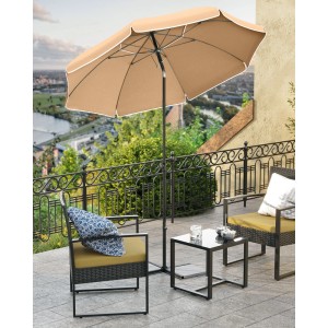 Taupefarbener Songmics Sonnenschirm (Ø 160 cm) auf einer Terrasse mit Gartenmöbeln.